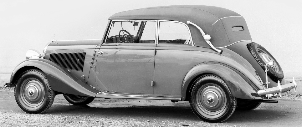 UltimativCars's tweet photo. @Moorideastheme1 @Cadillac @AmeliaConcours @rmsothebys @dougs_cars @aut0mob @javierd1969 @yaropol80 @MrJamesMay You're right.
Though w/ the similarities to the #MercedesBenz #W136 w/ the side-mounted spare tires & the additional luggage ledge, which wasn't defined as safe (except on 4-door-sedans), V8s in the US were as regular as 6-cyl. in Germany, though V8s have always been muscular. https://t.co/f72vxhsqg4