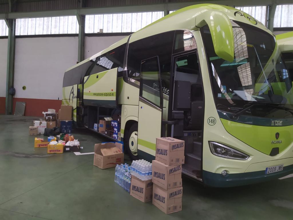 Albarbero's tweet photo. Iniciativa de grupo de amigos que han salido hoy a las 6 de la mañana con un autobús lleno de cosas para acercarse a la frontera de Ukrania y volver lleno de refugiados... https://t.co/D1J5xDXhhe