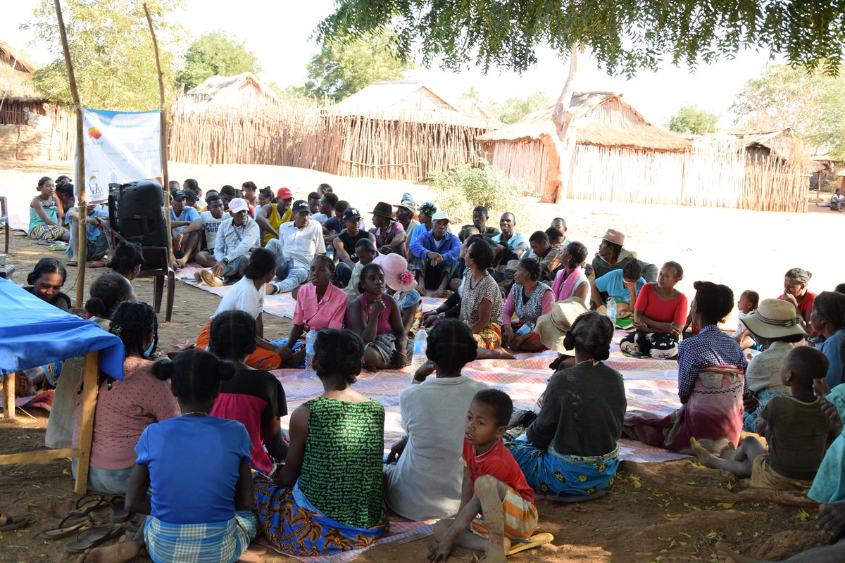 PBFMadagascar's tweet photo. #Dialogue intergénérationnel à Atsimo Andrefana pour prévenir et résoudre conflits communautaires par l’échange & la discussion, en valorisant participation des #jeunes et des #femmes dans la prise de décision projet #TalilyRaike @UNPeacebuilding @bussiere_brice @EISAfrica #Paix https://t.co/phr3bzO7yF