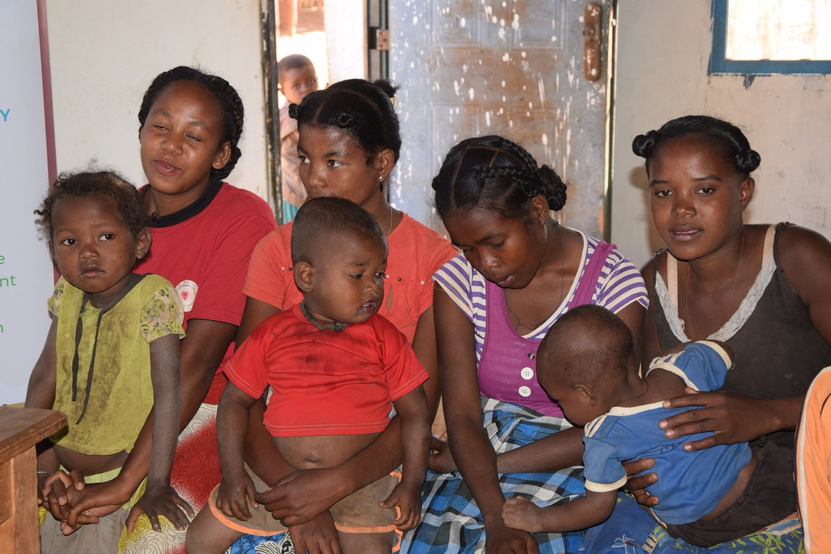 PBFMadagascar's tweet photo. #Dialogue intergénérationnel à Atsimo Andrefana pour prévenir et résoudre conflits communautaires par l’échange & la discussion, en valorisant participation des #jeunes et des #femmes dans la prise de décision projet #TalilyRaike @UNPeacebuilding @bussiere_brice @EISAfrica #Paix https://t.co/phr3bzO7yF