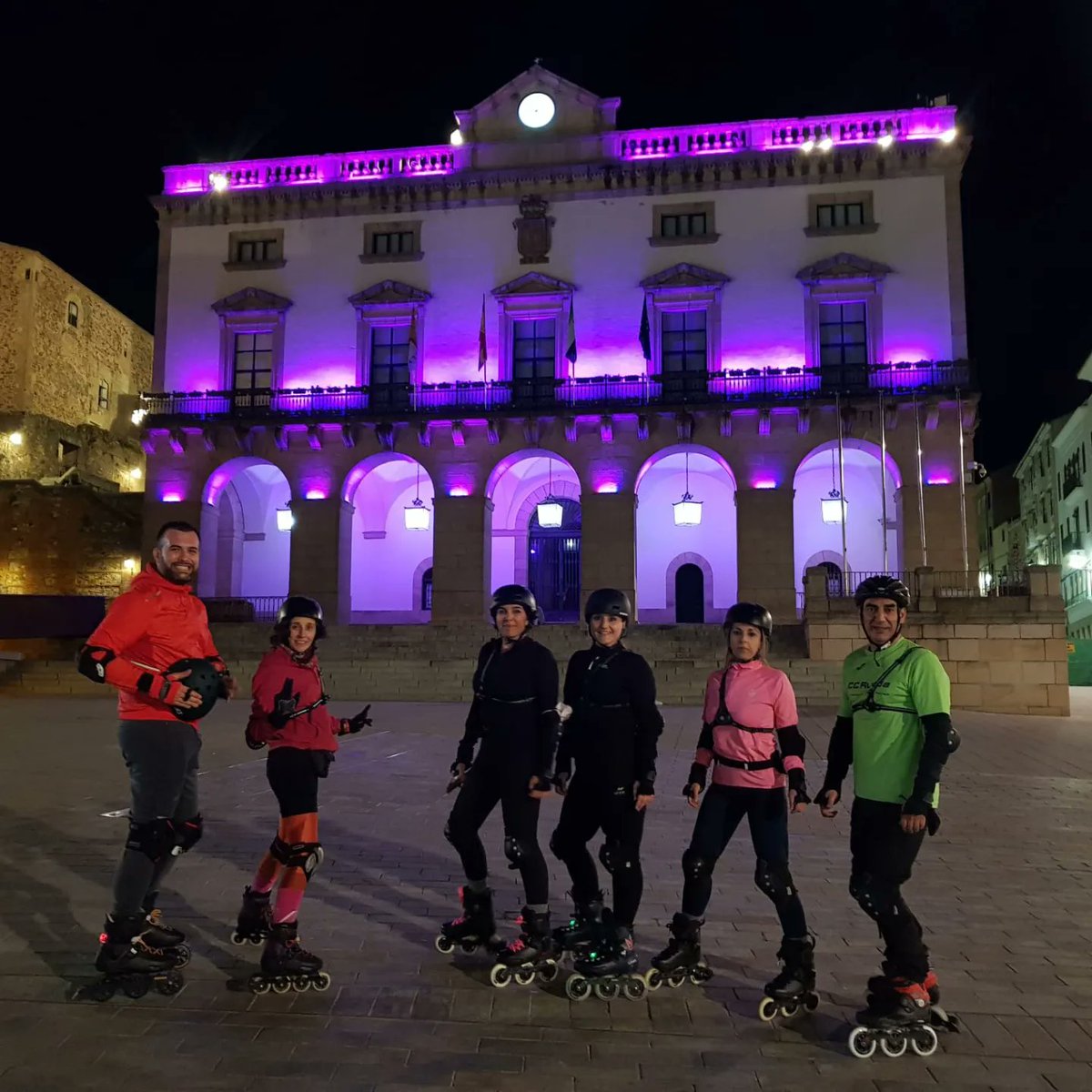 Ayer tocó ruta intermedia por el centro de Cáceres. #patinajeenlinea #deportecaceres #ccrueda #cacerespatrimoniodelahumanidad Ven a rodar con nosotros!! Únete a CCrueda