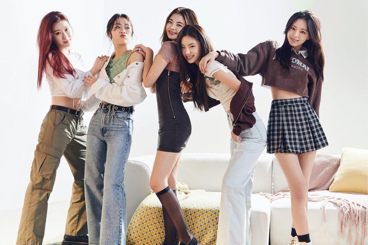 nayo_ungi's tweet photo. The marvelous shots that are the outcome of the photoshoot rally the style icon, 𝐈𝐓𝐙𝐘 wearing casual clothes from the H&amp;M collections. Our random posing demonstrates fascinating gesticulation and bestows a powerful behavior to the camera that can mesmerize the bystander. ☘ https://t.co/l6r6jlJrHd