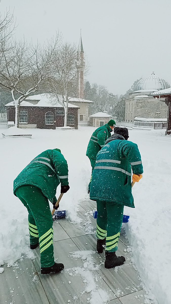 Rahmet yağıyor, bereket yağıyor.

Arkadaşlarımız da her zamanki gibi canla başla çalışıyorlar.

Cami avlularını cuma namazına hazırlıyoruz.