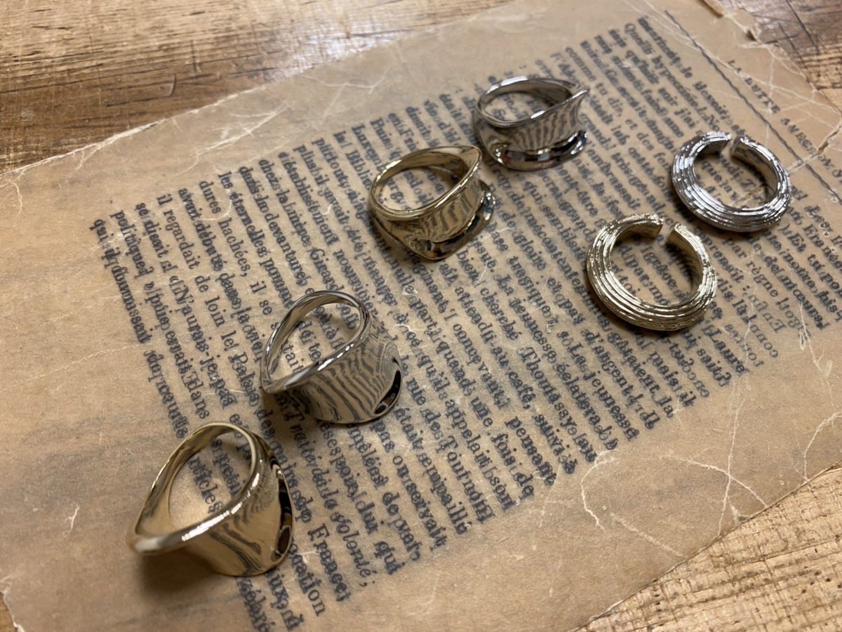 minotsukisya's tweet photo. Loatoから新作のアクセサリーが届きました。
存在感のあるゴールドやシルバーのアクセサリー。華奢なものと重ね付けするとさらにお洒落に見えます。
全てハンドメイドで繊細なものばかり。是非店頭でご覧ください。
#三ノ月舎
#ラビナ
#Loato
#アクセサリー
#ハンドメイド https://t.co/sfDoaVe7LI