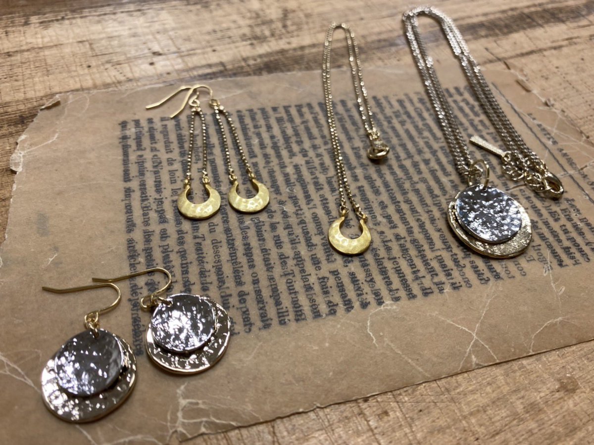 minotsukisya's tweet photo. Loatoから新作のアクセサリーが届きました。
存在感のあるゴールドやシルバーのアクセサリー。華奢なものと重ね付けするとさらにお洒落に見えます。
全てハンドメイドで繊細なものばかり。是非店頭でご覧ください。
#三ノ月舎
#ラビナ
#Loato
#アクセサリー
#ハンドメイド https://t.co/sfDoaVe7LI