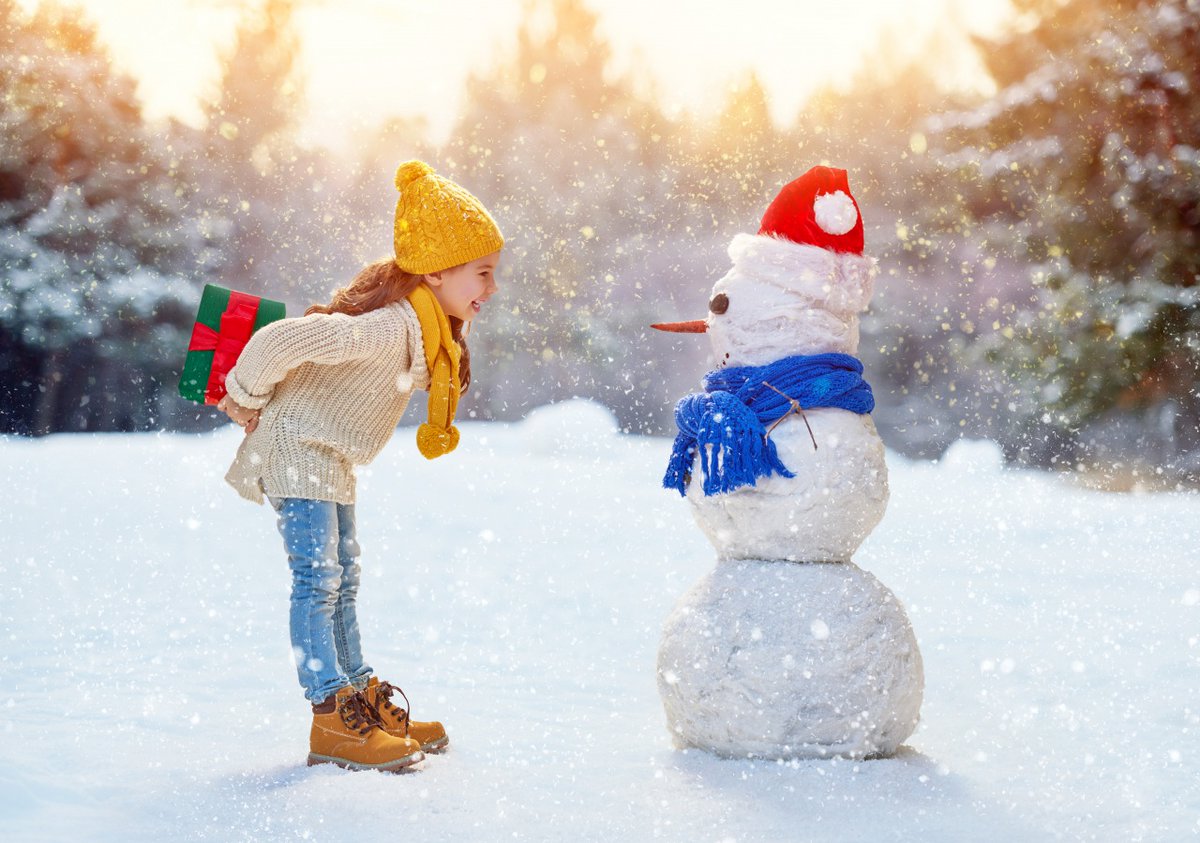 Веселые зимние праздники. Зимнее настроение. Снеговик зимой. Снеговик красивый. Фотосессия со снеговиком.