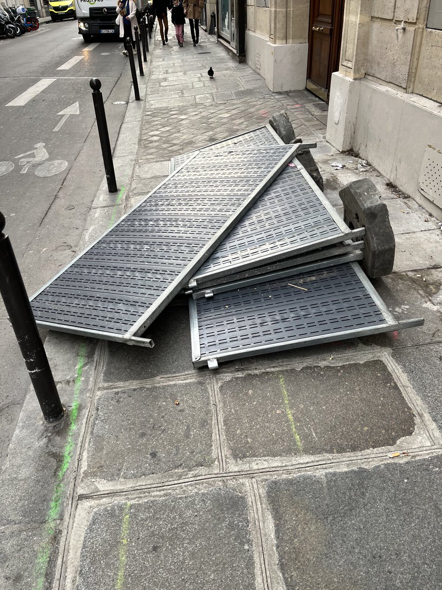 Chmgt's tweet photo. Rue saint lazare … #SaccageParis #Paris2024 #SaccagelaFrance #HidalNOgo🤮 #ÇaVaPasQuoi #ParisSousTutelle https://t.co/fnYHbYnndo