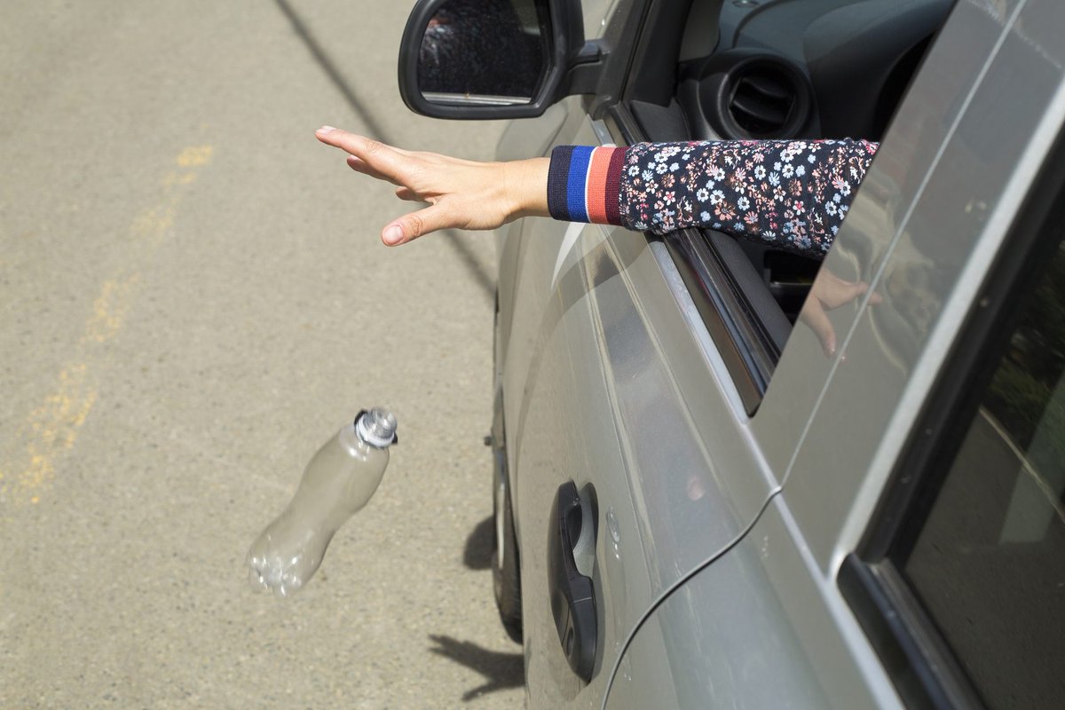 malika_esther's tweet photo. En voyant une personne tenir une bouteille vide entre ses mains, 
Le temps s'arrête accroché à l'espoir.

Je connais parfaitement la scène,
Mais à chaque fois elle est plus obscène.

Chaque acteur possède sa touche,
Et à chaque lancé, le cœur il lâche.💚
#Materre https://t.co/W2AqfIR8uM