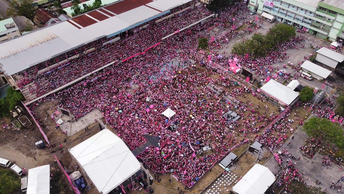softforrosiee's tweet photo. drone showl sa Bacolod as of 3pm. 🤘🌸

#NegrosIsPink
#BacolodIsPink
#MASSKARApatDapatLeniKiko https://t.co/fFUWuemTKX