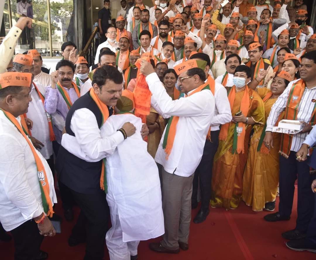 jogalshailaja's tweet photo. फोटोत सदाभाऊ खोत बघा...😅 https://t.co/dRgpRtL391