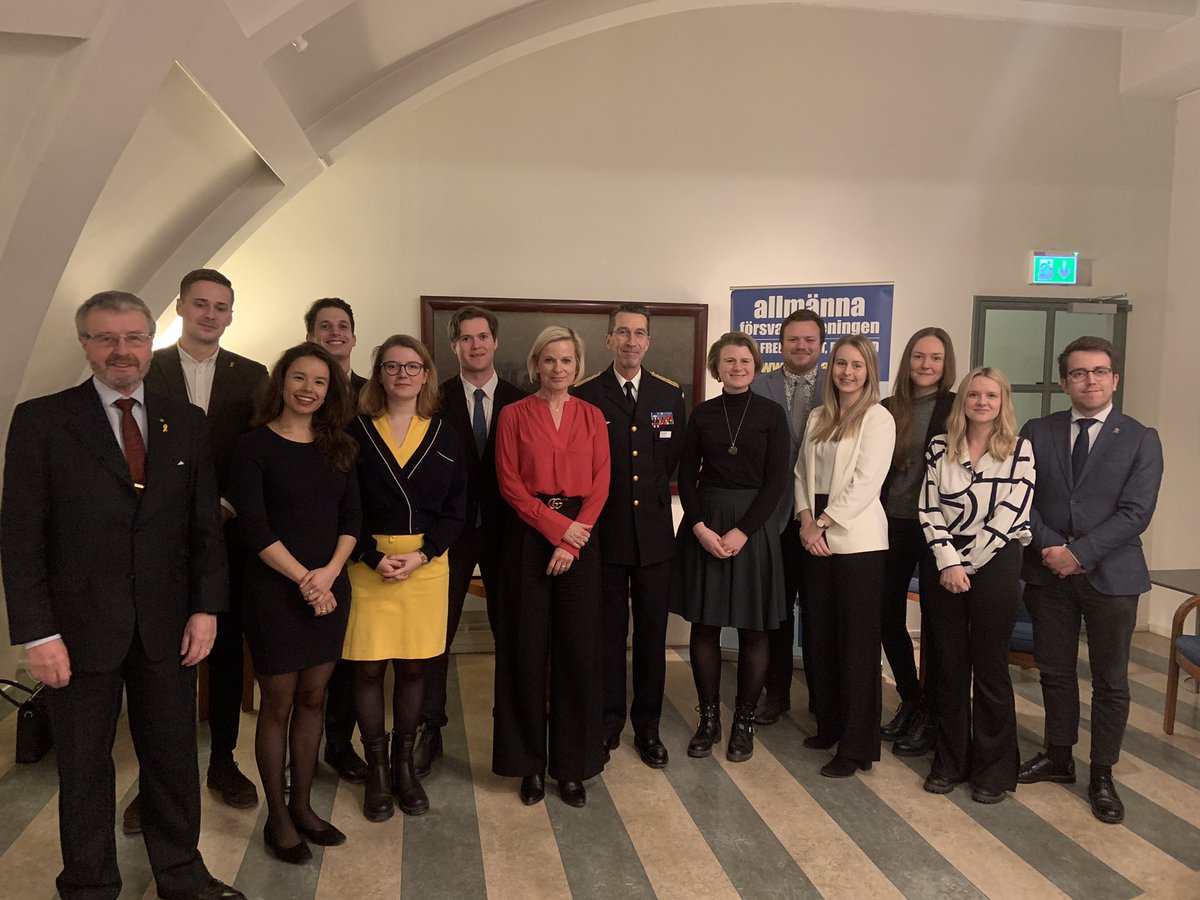 AnnwieAnna's tweet photo. Vilken kväll med ÖB hos @AFF_sweden och bästa gänget på #FutureDefenceLeaders! Dags för diplomutdelning på en historisk dag, då ribban för försvarsbudgeten höjdes till 2% och #försvar blev viktigaste valfrågan. #plötsligthänderdet #föpol #svfm #säkpol @hyfsatliberal @NBjorkegren https://t.co/d4JfeyHFxb