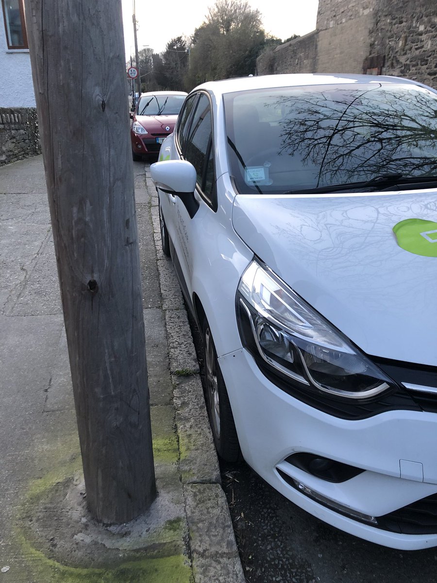 deesercostello's tweet photo. @gocar please remove this car from blocking my drive. It’s been there over 15 hours now. https://t.co/XnKO1JXPap