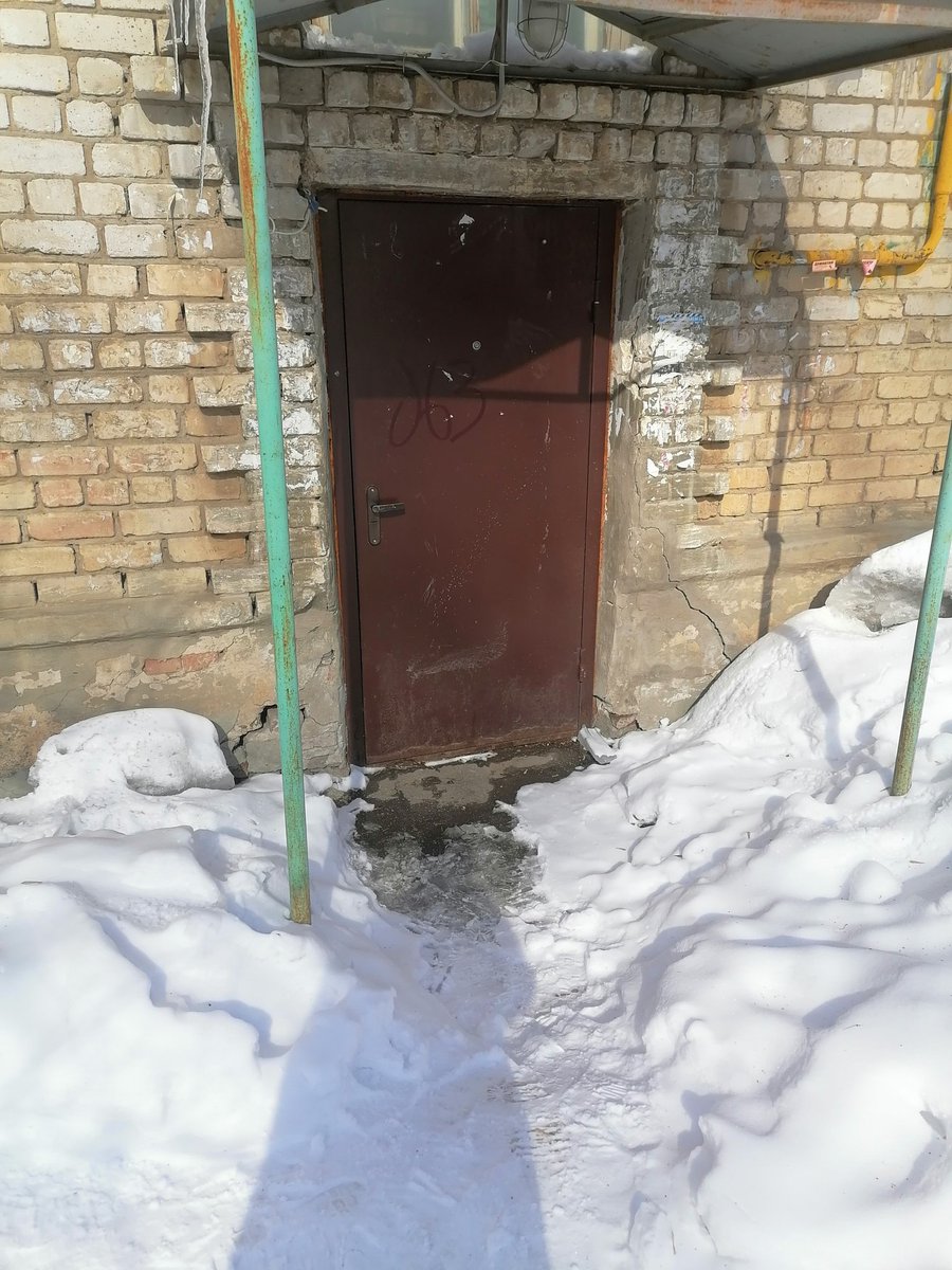 Nadezhda_Pech's tweet photo. @EDDSSamara @AdmSov @D_Azaroff @E_Lapushkina Печерская 61. К подъезду вообще подойти невозможно. УК ни разу за зиму не чистила территорию. Только деньги собирают https://t.co/AHKK4DaP7Y