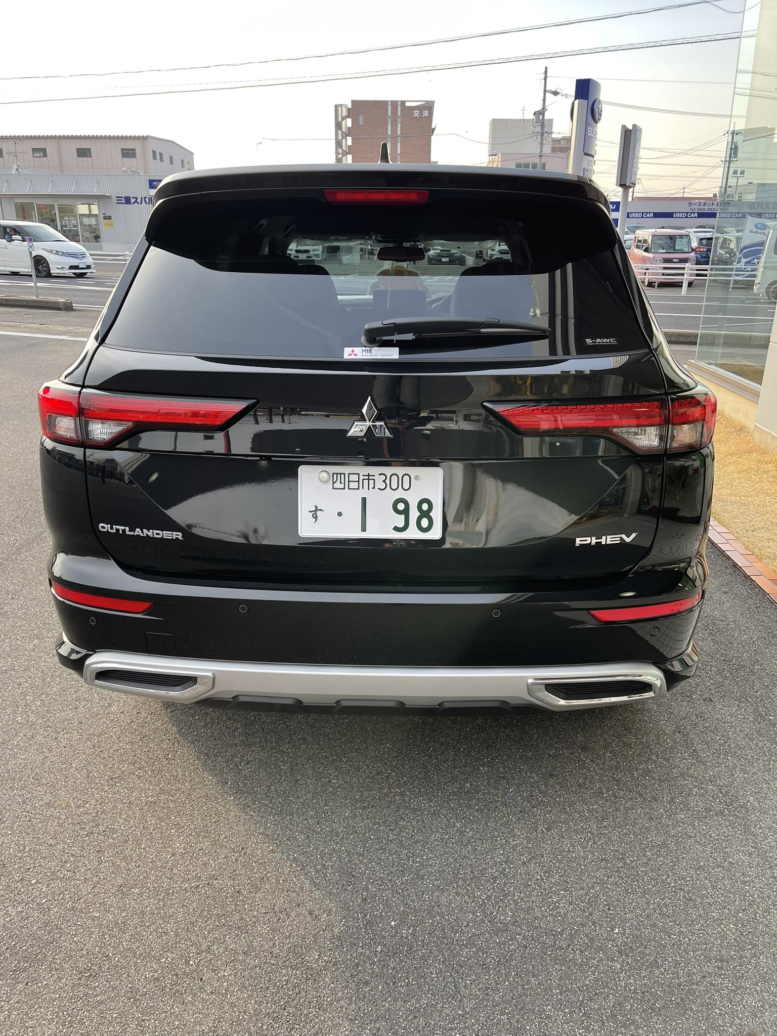 シャア大佐youtube 三重三菱四日市店の試乗車 黒のこのシルバー部分がなんとかならんのかな アウトランダー Phev 三菱自動車 新型 Outlandar Mitsubishi 三重三菱自動車 T Co Ercsiwvzmc Twitter