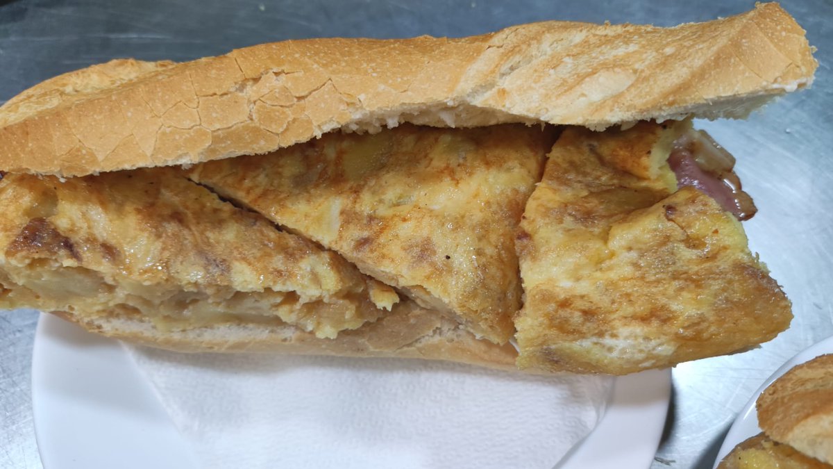 Ca_Xavi_Sunsi's tweet photo. Bon dia! Tots els dies és el dia de la truita de creïlles al Bar l'Ateneu #Alaquàs #esmorzar #entrepà #cantell #cremaet #bonpa https://t.co/wAOuvQLX2y