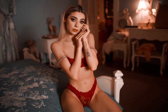 Always love a bit of red on me. ❤️ #NationalColorTherapyMonth I am online now. https://t.co/VAKjJaMPNQ @Flirt4FreeGirls<a href="/tag/nationalcolortherapymonth"class="tags">#NationalColorTherapyMonth</a>