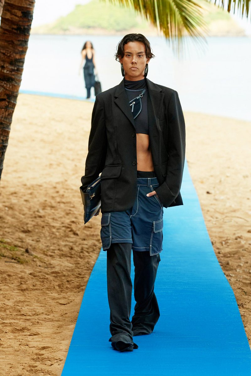 bratzgurI's tweet photo. jacquemus spring 2022 rtw https://t.co/rS6OuHOqUc