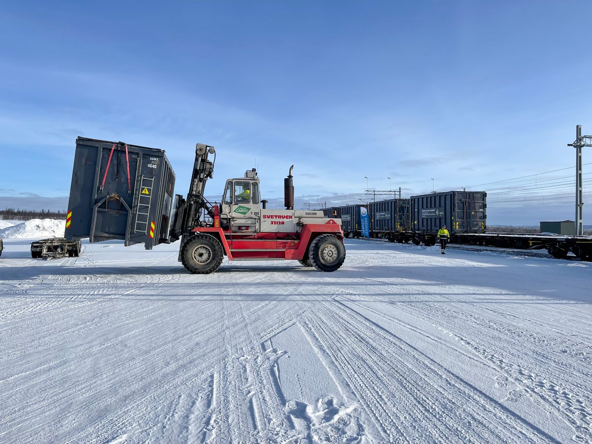 Selskapet HRS har jobbet med å få til #togtransport av avfall, og tirsdag 8. mars rullet ti kontainere ut fra #Narvik, til fjernvarmeanlegget i #Kiruna.👏Det kan spare nordnorske og -svenske veier for 1500 trailere årlig. 🚆🍀

👉 bit.ly/3pWq0PG

#railway #miljø #klima