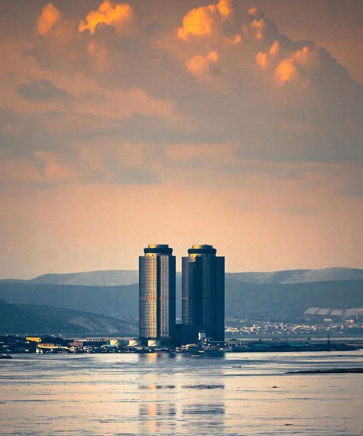 CongoVisit's tweet photo. Les 4 plus hauts buildings de la République du Congo🇨🇬 : 
1⃣ Tours jumelles de Mpila, 137 mètres, (BZV)
2⃣ Tour Nabemba, 106 mètres, (BZV)
3⃣ Siège du Port Autonome de Pointe-Noire, 74 mètres.
4⃣ Tour Mayombe 82, 64 mètres, (estimée), (PNR)
#Buildings #RépubliqueDuCongo https://t.co/Ardd92RLGI