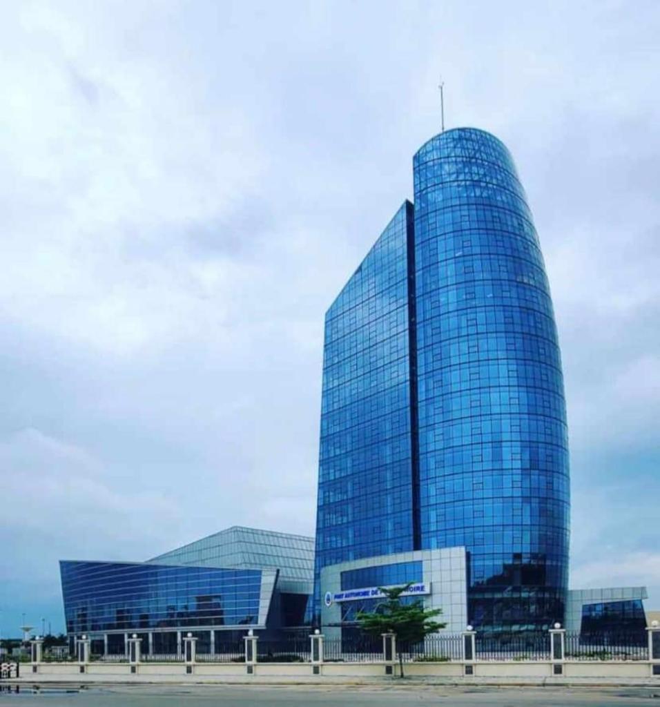 CongoVisit's tweet photo. Les 4 plus hauts buildings de la République du Congo🇨🇬 : 
1⃣ Tours jumelles de Mpila, 137 mètres, (BZV)
2⃣ Tour Nabemba, 106 mètres, (BZV)
3⃣ Siège du Port Autonome de Pointe-Noire, 74 mètres.
4⃣ Tour Mayombe 82, 64 mètres, (estimée), (PNR)
#Buildings #RépubliqueDuCongo https://t.co/Ardd92RLGI