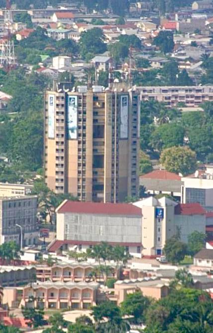 Les 4 plus hauts buildings de la République du Congo🇨🇬 : 
1⃣ Tours jumelles de Mpila, 137 mètres, (BZV)
2⃣ Tour Nabemba, 106 mètres, (BZV)
3⃣ Siège du Port Autonome de Pointe-Noire, 74 mètres.
4⃣ Tour Mayombe 82, 64 mètres, (estimée), (PNR)
#Buildings #RépubliqueDuCongo