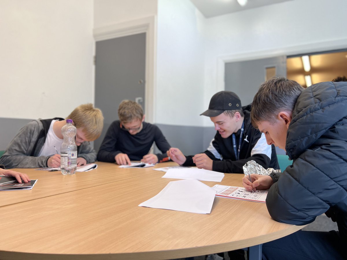 SalfordCity_FDN's tweet photo. This morning, we’re down at Albert Park for our Education session with @OakwoodAcademy2! 😁

Our Mentor Ewan is taking the students through a session on Mental Health 💭

📝 | #F92Education https://t.co/krWKUqlWtP