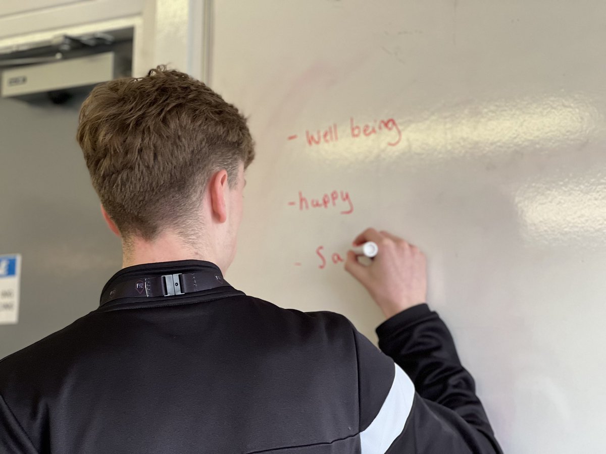 SalfordCity_FDN's tweet photo. This morning, we’re down at Albert Park for our Education session with @OakwoodAcademy2! 😁

Our Mentor Ewan is taking the students through a session on Mental Health 💭

📝 | #F92Education https://t.co/krWKUqlWtP