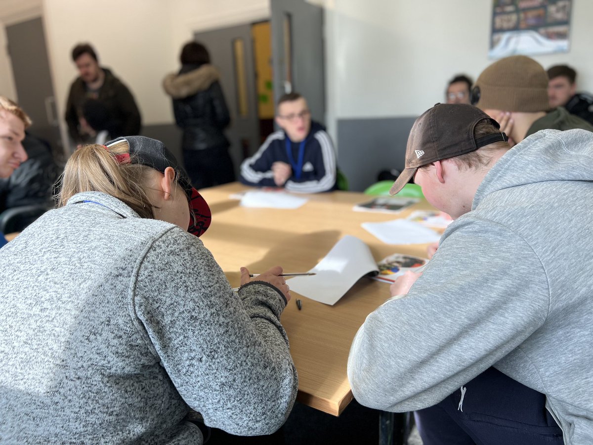 SalfordCity_FDN's tweet photo. This morning, we’re down at Albert Park for our Education session with @OakwoodAcademy2! 😁

Our Mentor Ewan is taking the students through a session on Mental Health 💭

📝 | #F92Education https://t.co/krWKUqlWtP