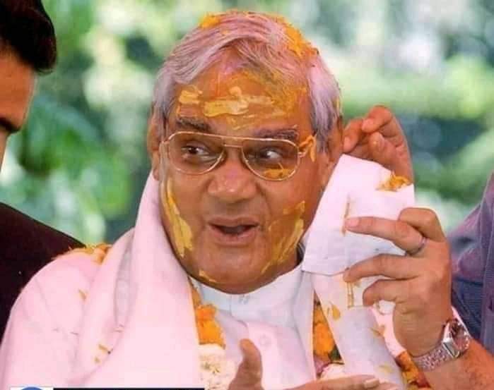 KotasBJP's tweet photo. "ಮುಂದೆ ಒಂದು ದಿನ ಇಡೀ ದೇಶವೇ ನಿಮ್ಮನ್ನ ನೋಡಿ ನಗುವ ಕಾಲ ಬಂದೆ ಬರುವುದು ನೋಡ್ತಾ ಇರಿ"
ಅಂದು ಸದನದಲ್ಲಿ 2 ಸ್ಥಾನ ಇರುವ ಬಿಜೆಪಿಯನ್ನು ನೋಡಿ ಕಾಂಗ್ರೆಸ್ಸಿಗರು ಗಹ ಗಹಿಸಿ ನಕ್ಕಾಗ ವಾಜಪೇಯಿಯವರು ಧೃತಿಗೆಡದೆ ಹೇಳಿದ್ದ ಮಾತು ನೆನಪಾಯಿತು

ಇಂದು ಅವರು ಇರಬೇಕಾಗಿತ್ತು.
#BJPAgain https://t.co/6ms9TI13dF