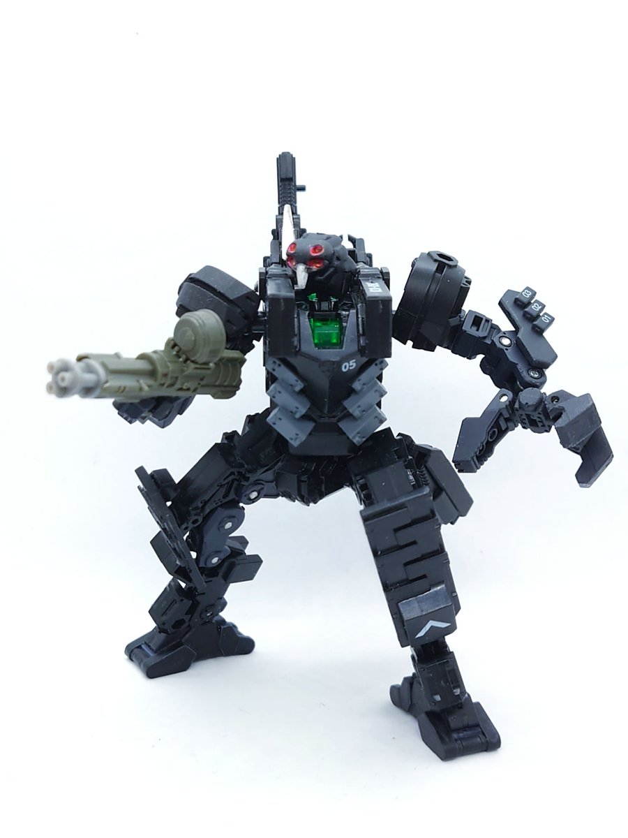 hirahirahirano's tweet photo. ムーンベースさんで購入したE-MonsterのGladiatorを改造して遊んでた
頭はヘキサギアから
足首は30MM
武器はメガブロックスから
左手首をダイアクロンを使ってボールジョイント化して爪を移植
馴染むように塗装して完成
ルール無視だけどカッコ良ければいいのだ🤭
#EMonster
#160scale
#中華トイ https://t.co/GdBdZ2YtZv