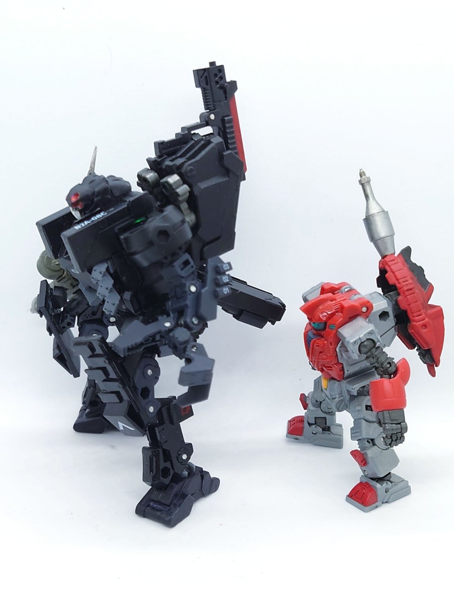 hirahirahirano's tweet photo. ムーンベースさんで購入したE-MonsterのGladiatorを改造して遊んでた
頭はヘキサギアから
足首は30MM
武器はメガブロックスから
左手首をダイアクロンを使ってボールジョイント化して爪を移植
馴染むように塗装して完成
ルール無視だけどカッコ良ければいいのだ🤭
#EMonster
#160scale
#中華トイ https://t.co/GdBdZ2YtZv