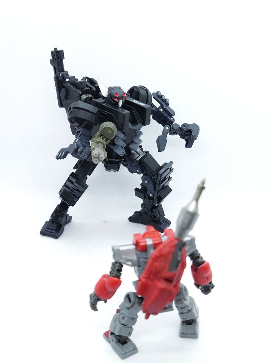 hirahirahirano's tweet photo. ムーンベースさんで購入したE-MonsterのGladiatorを改造して遊んでた
頭はヘキサギアから
足首は30MM
武器はメガブロックスから
左手首をダイアクロンを使ってボールジョイント化して爪を移植
馴染むように塗装して完成
ルール無視だけどカッコ良ければいいのだ🤭
#EMonster
#160scale
#中華トイ https://t.co/GdBdZ2YtZv
