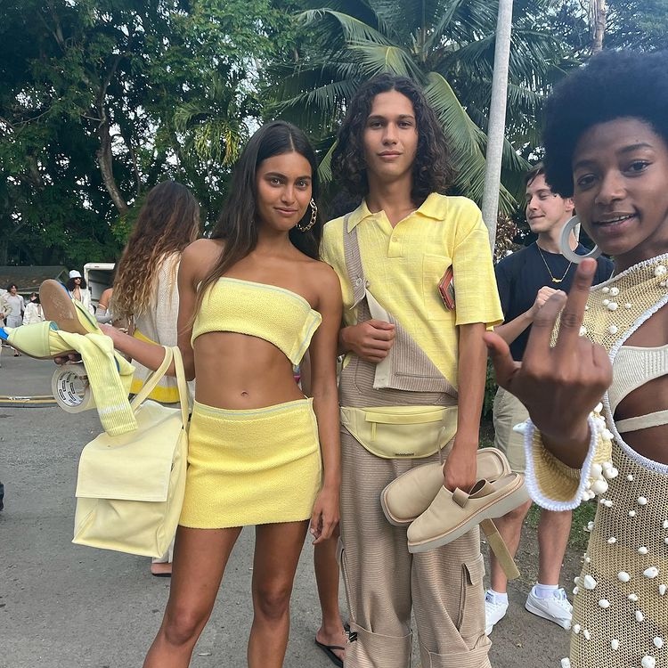 bratzgurI's tweet photo. jacquemus in hawaii 🌺🌸 https://t.co/sFhwaKw89q