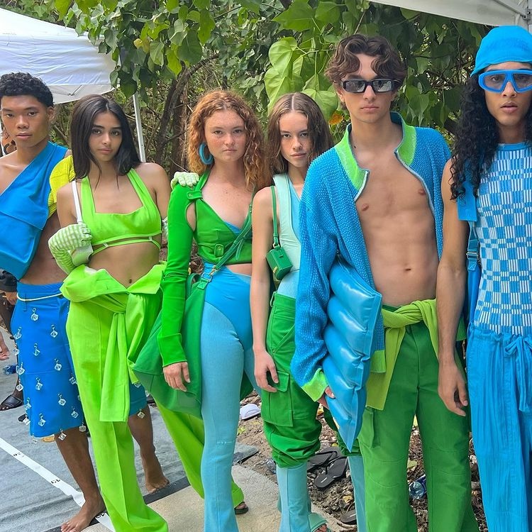 bratzgurI's tweet photo. jacquemus in hawaii 🌺🌸 https://t.co/sFhwaKw89q