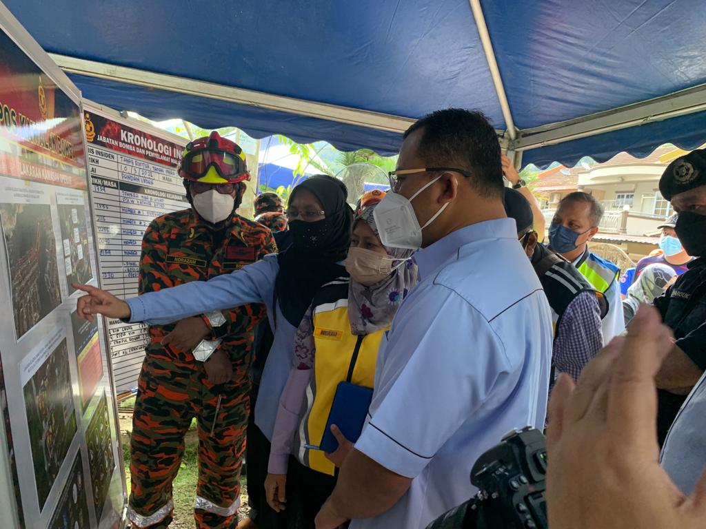 CerunJKR's tweet photo. Lawatan tapak dan pemeriksaan insiden tanah runtuh pasukan CKC di Jalan Teratai 1/2 J, Taman Bukit Permai 2, Ampang. Turut dihadiri oleh YAB MB Selangor bersama pasukan @CerunJKR, DO MPAJ, APM, BOMBA, JUPEM, JMG, POLIS, JKM, Air Selangor, TNB pada pukul 9.00 pagi.@JKRMalaysia https://t.co/SVAAt1ewjL
