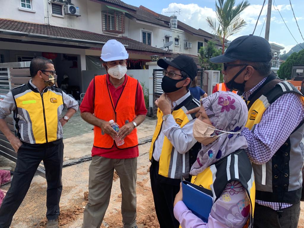 CerunJKR's tweet photo. Lawatan tapak dan pemeriksaan insiden tanah runtuh pasukan CKC di Jalan Teratai 1/2 J, Taman Bukit Permai 2, Ampang. Turut dihadiri oleh YAB MB Selangor bersama pasukan @CerunJKR, DO MPAJ, APM, BOMBA, JUPEM, JMG, POLIS, JKM, Air Selangor, TNB pada pukul 9.00 pagi.@JKRMalaysia https://t.co/SVAAt1ewjL