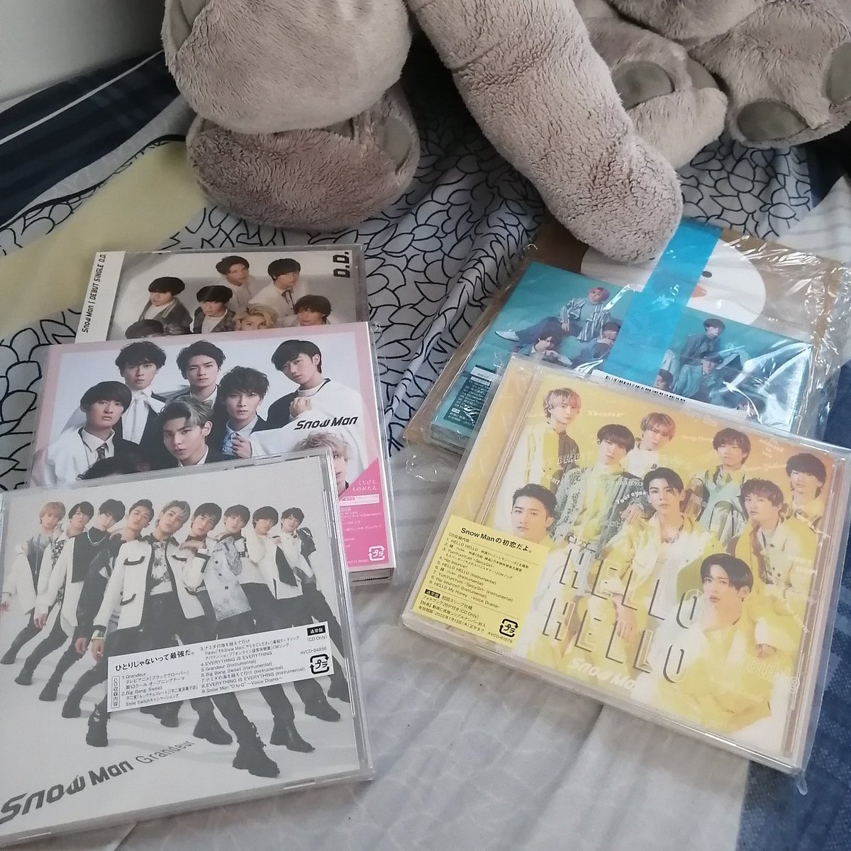 daye__daye's tweet photo. I finally got my copy of Snow Man's debut to 5th singles ☃️

@JapanChest , thank you much for always assisting me��� https://t.co/sbFyFVB7FP