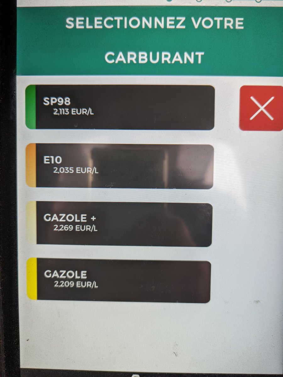 gade's tweet image. Ce matin j'ai dû mettre de l'essence. La femme devant moi a mis le plein de Diesel, pfuuuu quelle crâneuse 😅