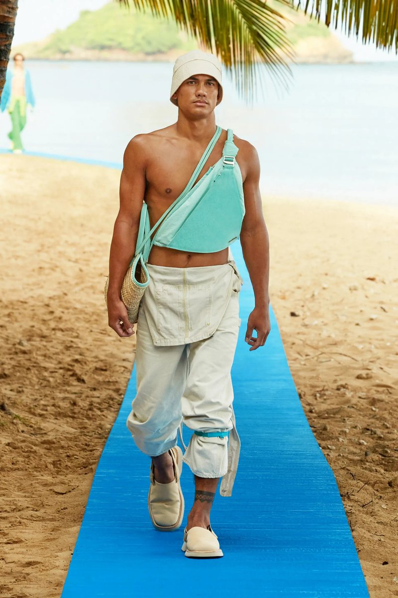 jblprofessor's tweet photo. ในภาพรวมของ Jacquemus #LeSplash SS22 การพรีเซ้นต์ชัดเจนว่ามันคือเสื้อผ้าสำหรับไปเที่ยวชายหาดในฤดูร้อน มีไอเท่มดีไซน์เก๋ๆ สีสันสดใสสบายตา แต่ก็ดูออกแบบมาเพื่อเป็นไอเท่มของชาว Instagram และ Tiktokers มากเกินไป เป็นคอลฯที่ซิมงโชว์ของน้อยมาก และไม่ได้สร้างความประทับใจอย่างที่เคยนัก https://t.co/8pU20yqOUS