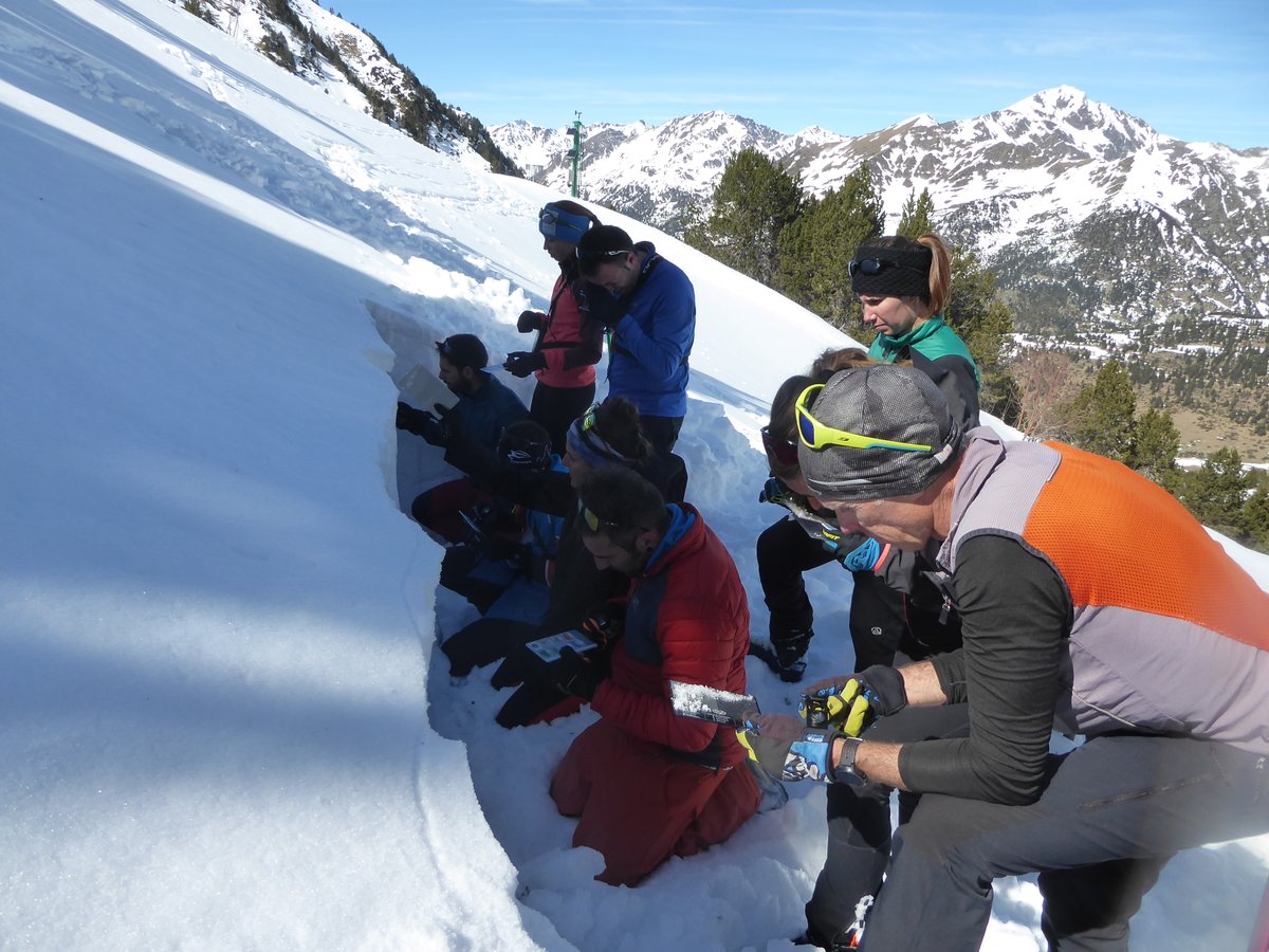 Andorra_RI's tweet photo. 📢Darrers dies per inscriure’s al curs de nivell 2 en neu, allaus i seguretat en muntanya hivernal de l’EDNA. Del 21 al 26 de març curs avançat en nivologia, meteorologia, traçat d'itineraris, rescat i molt més! No et quedis sense la teva plaça.
Més info a https://t.co/wzzTKxVxaZ https://t.co/3zylL52PfZ