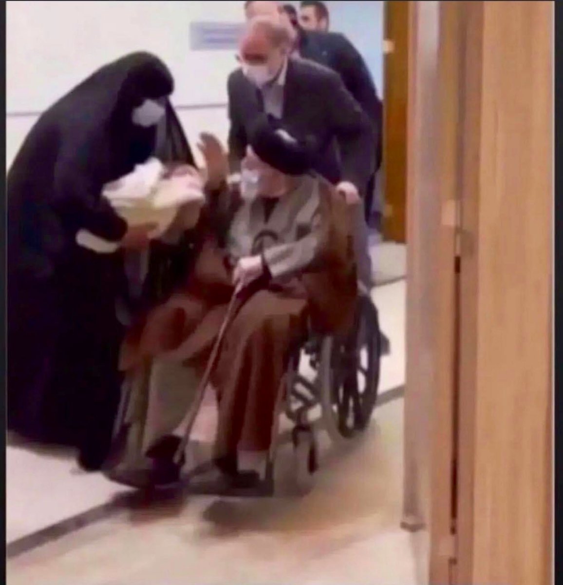 ABUdiraeaa's tweet photo. السيد رايح للمستشفى على كرسي حتى يدور علاج لروحة هنا تجي الحجية تريد منه يقرا على الطفل حتى يطيب https://t.co/kBkv0hwOK3