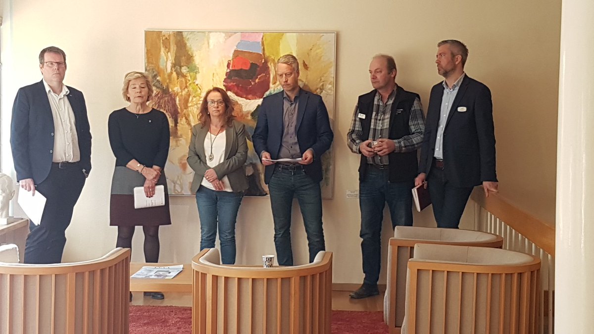 sofiakjrol's tweet photo. Pressträff efter möte med @regionorebrolan, @LstOrebro och näringslivet i länet. https://t.co/O153nIsXON