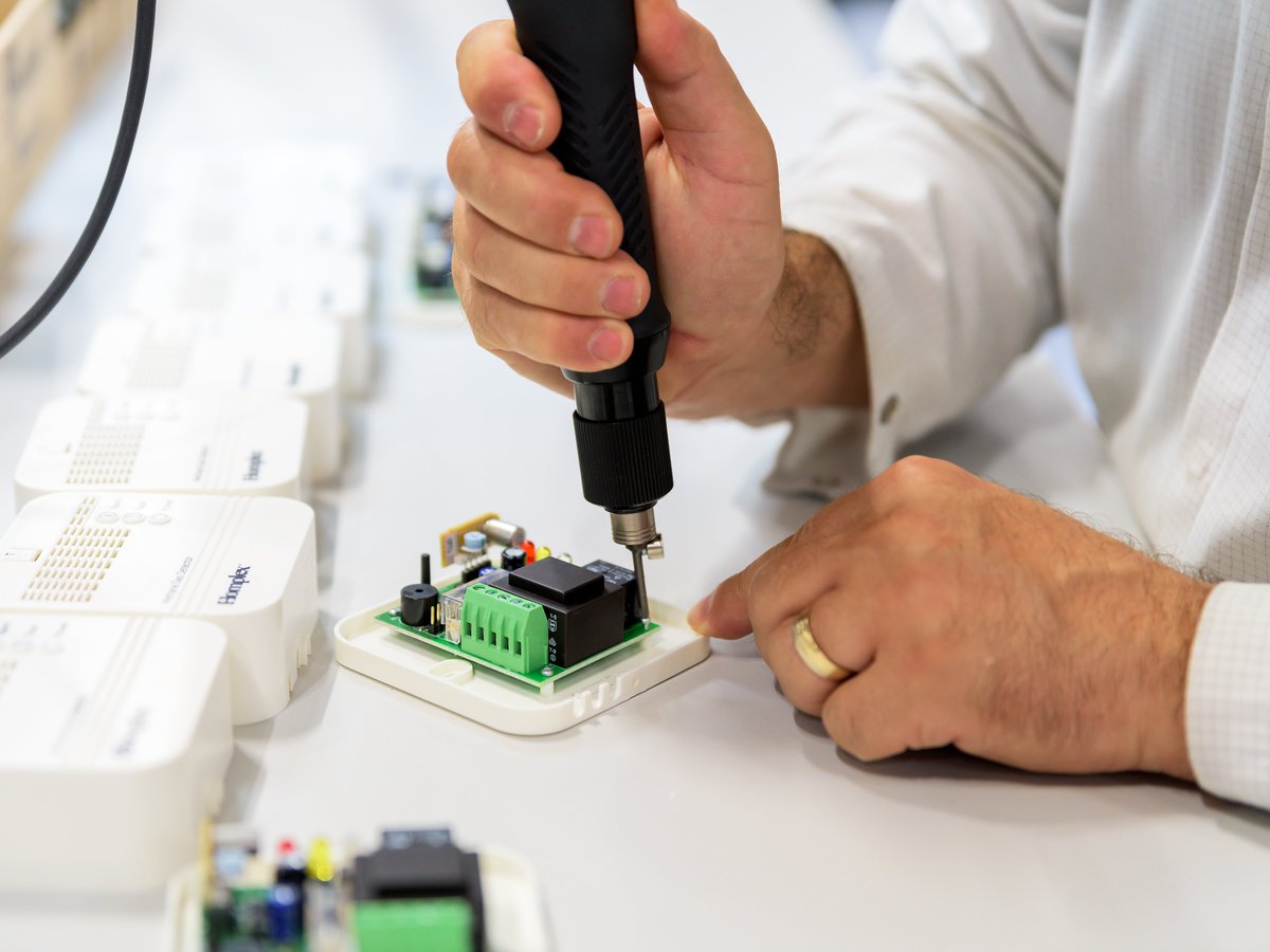 FelixEServices's tweet photo. We will assemble your product and inspect it to make sure that it is fully functional. #pcbassembly #mechanical #pcb #pcba https://t.co/3pdEutf8Qj