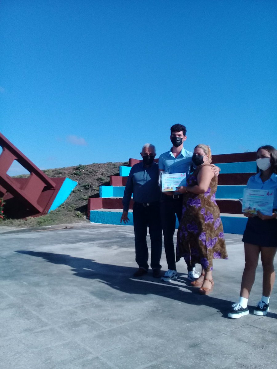 IPVCECamaguey's tweet photo. Graduación #45GeneralisimoIPVCE. Fueron premiados los MEJORES GRADUADOS en concursos, deporte y cultura. ¡Felicidades MILES y ÉXITOS! #SomosContinuidad #CubaMined #EducadoresCamagueyanos #FidelEntreNosotros https://t.co/fc8D4BnMeL
