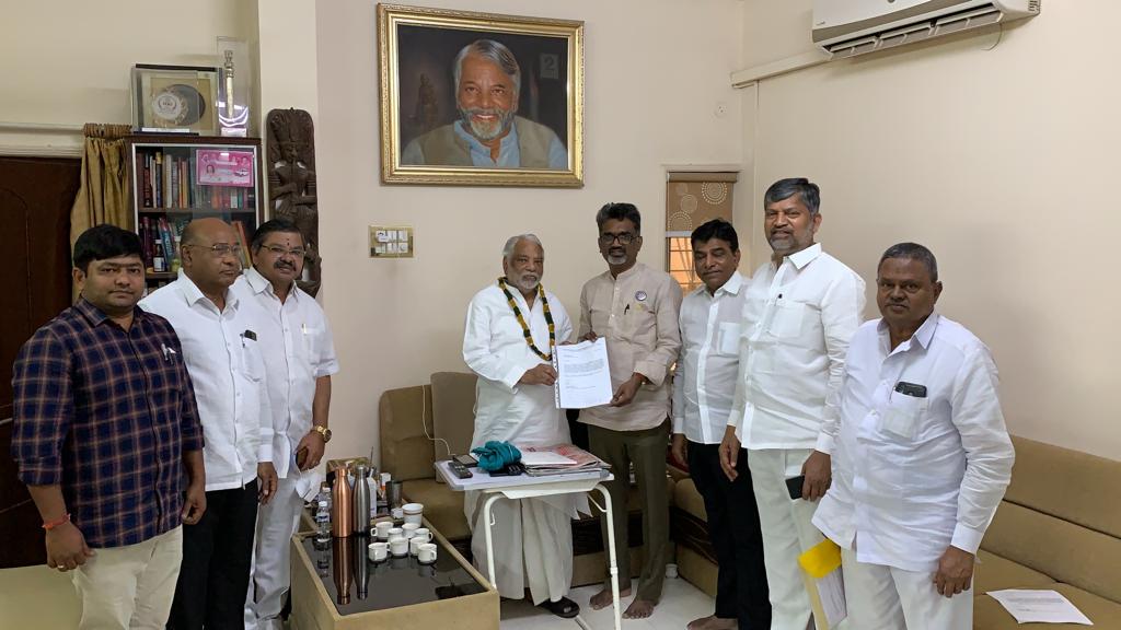 RamanaLgandula's tweet photo. చేనేతపై జీరో జిఎస్టి చేయాలని ఎమ్మెల్సీ ఎల్ రమణ గారి నాయకత్వంలో అఖిలభారత పద్మశాలి సంఘం, చేనేత విభాగం ఆధ్వర్యంలో ఈరోజు టీఆర్ఎస్ పార్లమెంటరీ పార్టీ నాయకులు కె. కేశవరావు మరియు నామా నాగేశ్వరరావు గారిని కలిసారు.  చేనేత ఉత్పత్తుల పై జిఎస్టి విధిస్తే చేనేత కళాకారులు (1/4) https://t.co/8aueHK29jl