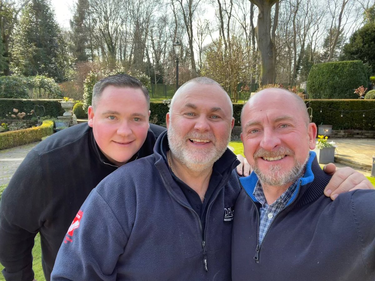 Great to be out in tropical Surrey yesterday and see some outstanding work from @MarshallsReg installers. Really good to catch up with <a href="/plumpaving/">Darren Plumridge</a> who even bought lunch! Top man 👍