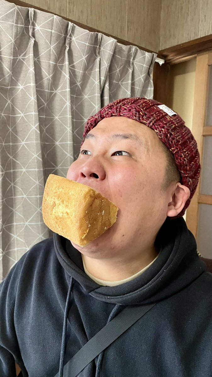 odani_hajime's tweet photo. 雪詩慕雲上越店(@SesibonD)さんから出来心宛にシフォンケーキの差し入れをいただきました🎉

発酵のまち上越を押し出した"みそ"や"どぶろく"味など、珍しいものがたくさん！

早速NAMARAの皆さんにおすそわけ！

ちなみに僕の一押しは"かたふね"味です🍶 https://t.co/06VytqyT2O