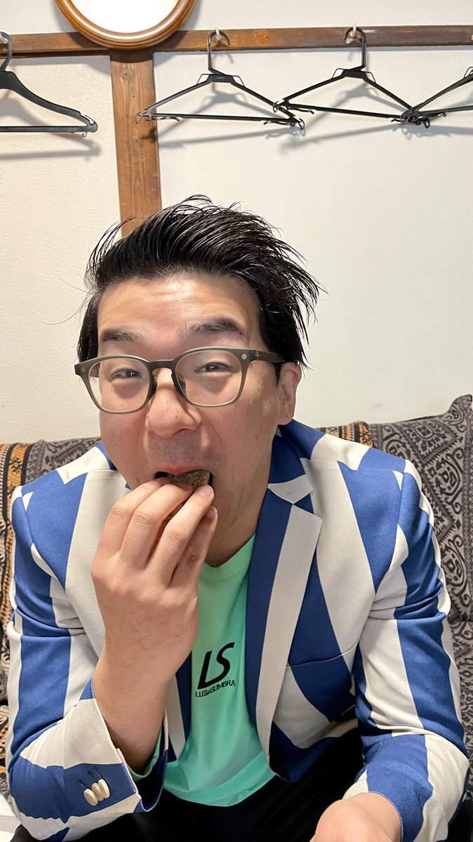 odani_hajime's tweet photo. 雪詩慕雲上越店(@SesibonD)さんから出来心宛にシフォンケーキの差し入れをいただきました🎉

発酵のまち上越を押し出した"みそ"や"どぶろく"味など、珍しいものがたくさん！

早速NAMARAの皆さんにおすそわけ！

ちなみに僕の一押しは"かたふね"味です🍶 https://t.co/06VytqyT2O