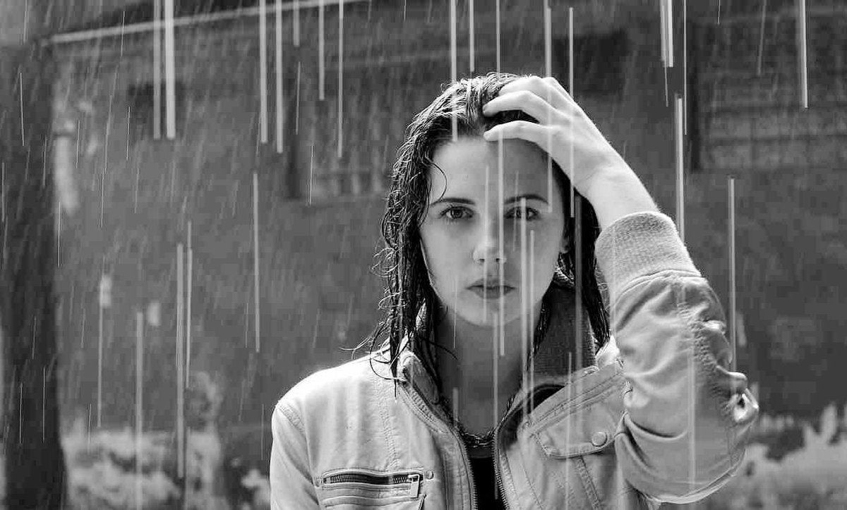 Mi sento come quando all'improvviso si mette a piovere forte, ti guardi intorno e non trovi un posto dove ripararti. 

(Elena Ferrante)

…ci sono giorni così…

#FrasieColori
#AmarParole