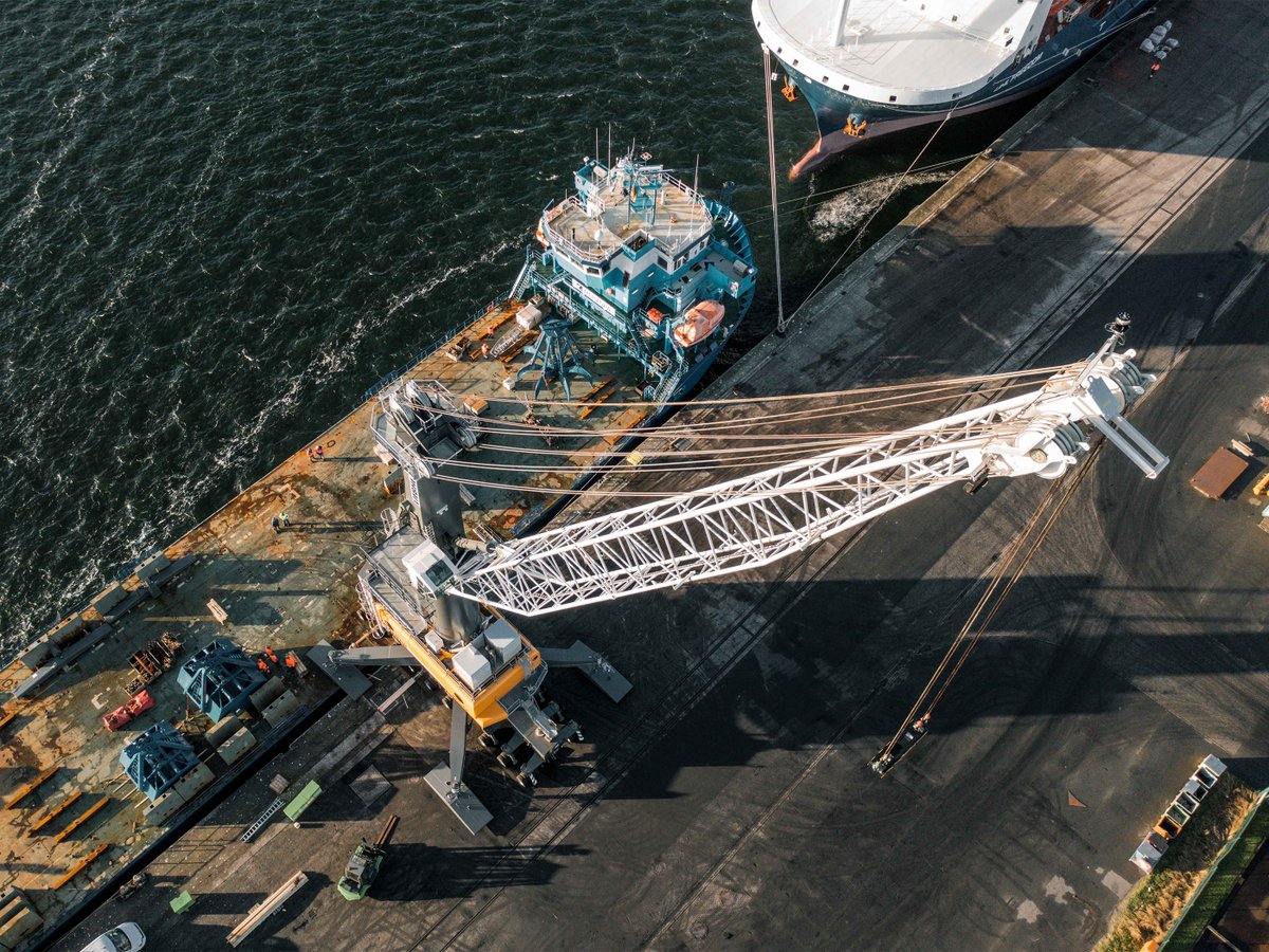 LH_Maritime's tweet photo. The bestseller of our mobile harbour crane portfolio, the #LHM550, celebrates the 300th delivery of its crane type. The new machine will primarily be used for bulk handling at one of the leading port operators in Poland, Port Gdańsk Eksploatacja S.A.
#liebherr #bulkhandling #LHM https://t.co/PDjATS2m54
